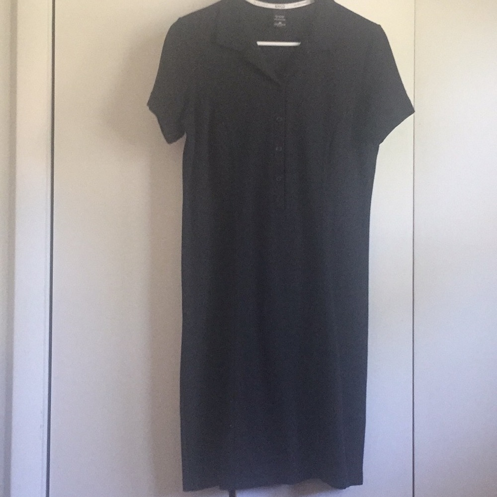 Woman’s short sleeved collard dress.